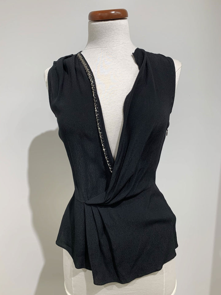 Chandail sans manches cache-coeur noir InWear avec décoration argentée sur le col, style C52367002.